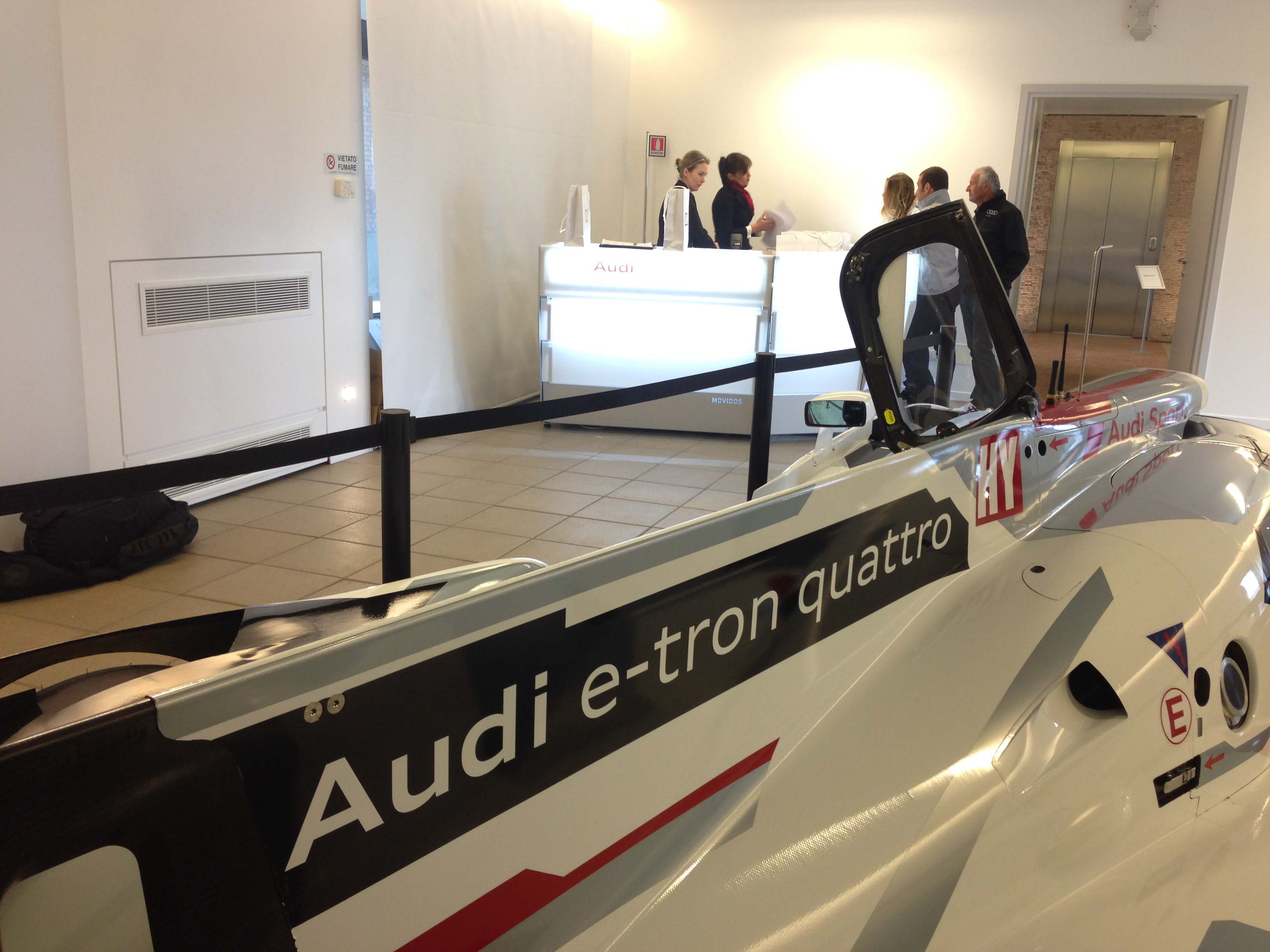 Reception desk componibile,banco reception modulare,hospitality audi Banco reception modulare